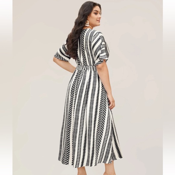 BloomChic Plus Size Solid Geometric Dolman Sleeve Pocket Shirred Split Hem Dress - Picture 2 of 8